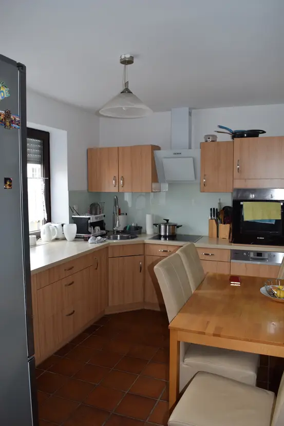 Michaela Hain Immobilien - Wohnung Wohnzimmer mit großer LED, Balkonblick