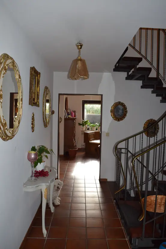 Michaela Hain Immobilien - Wohnung Wohnzimmer mit großer LED, Balkonblick