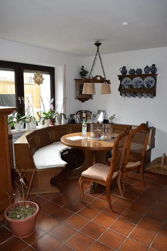 Michaela Hain Immobilien - Wohnung Wohnzimmer mit großer LED, Balkonblick