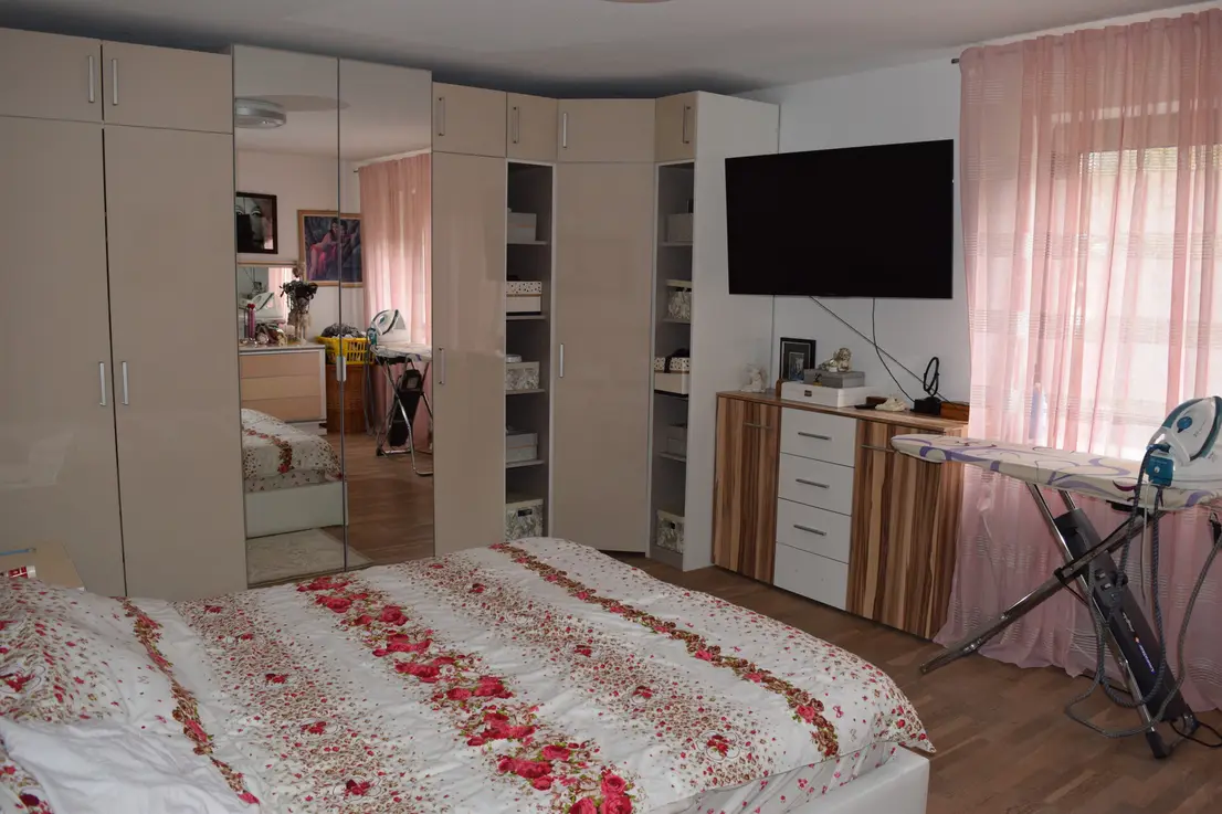 Michaela Hain Immobilien - Wohnung Wohnzimmer mit großer LED, Balkonblick