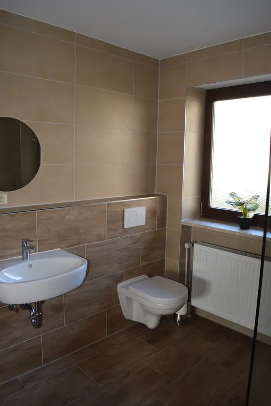 Michaela Hain Immobilien - Badewanne und Waschbecken