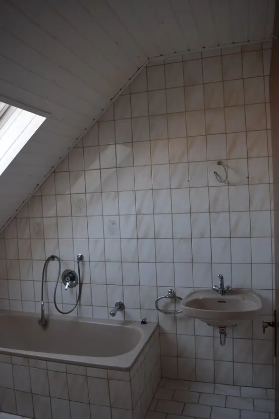 Michaela Hain Immobilien - Badewanne und Waschbecken