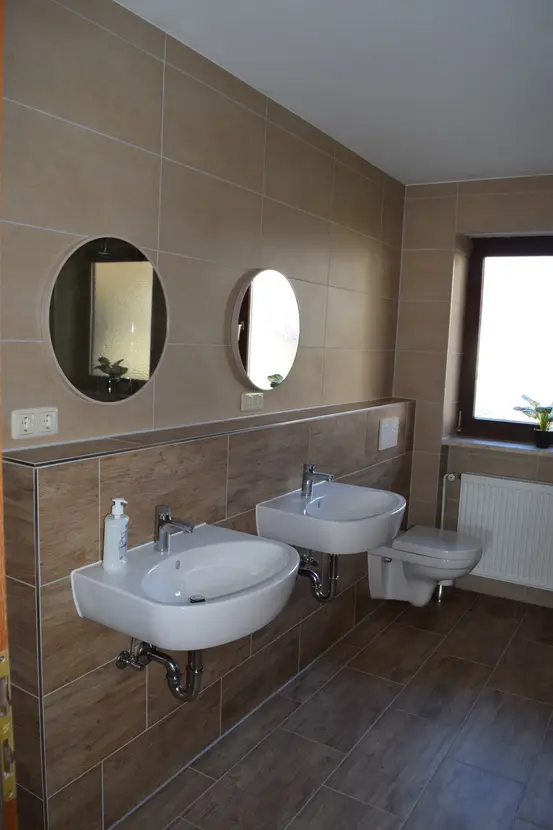 Michaela Hain Immobilien - Badewanne und Waschbecken