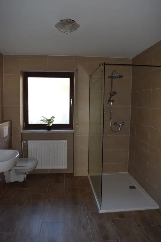 Michaela Hain Immobilien - Badewanne und Waschbecken