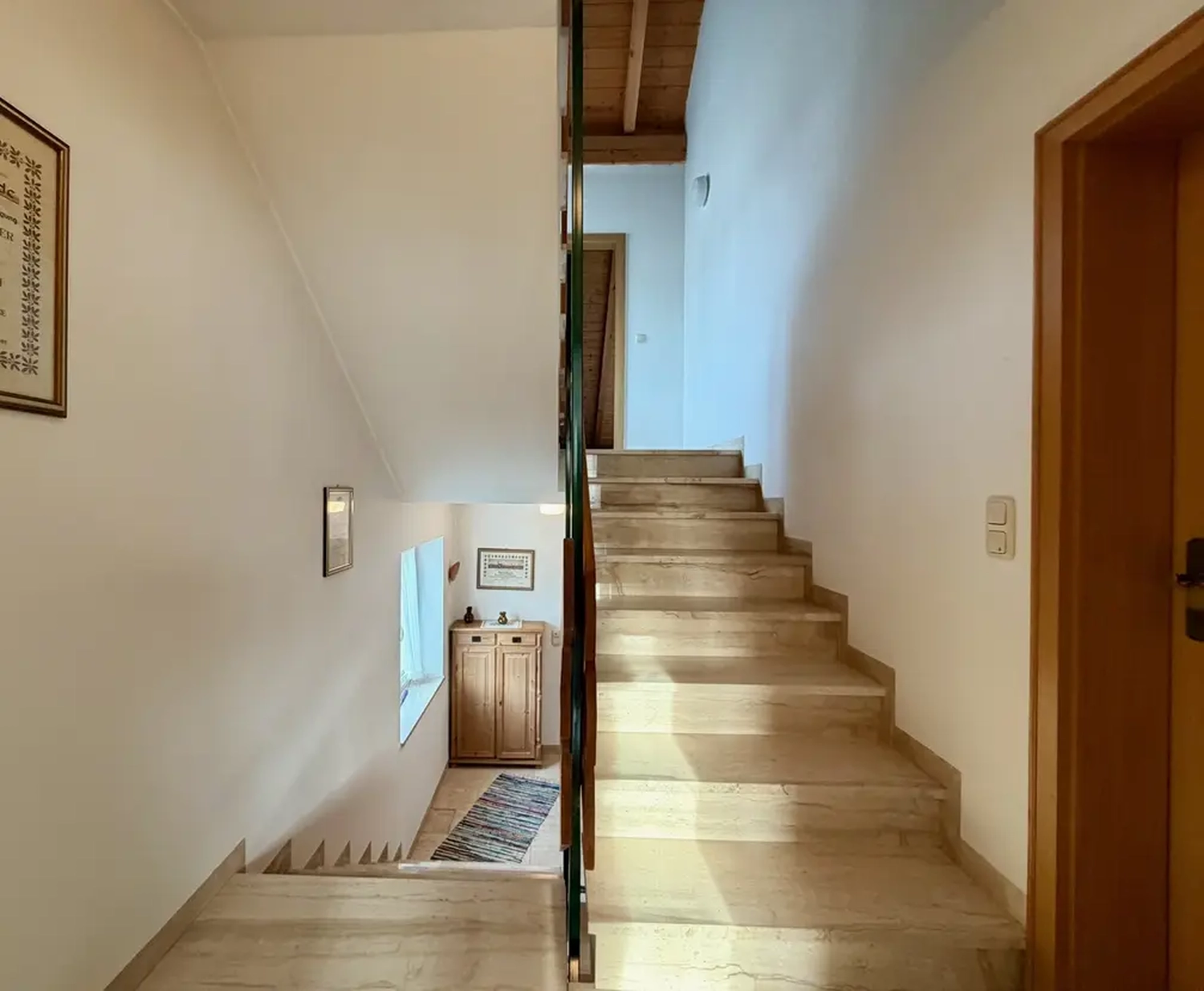 Michaela Hain Immobilien - Wohnung Wohnzimmer mit großer LED, Balkonblick