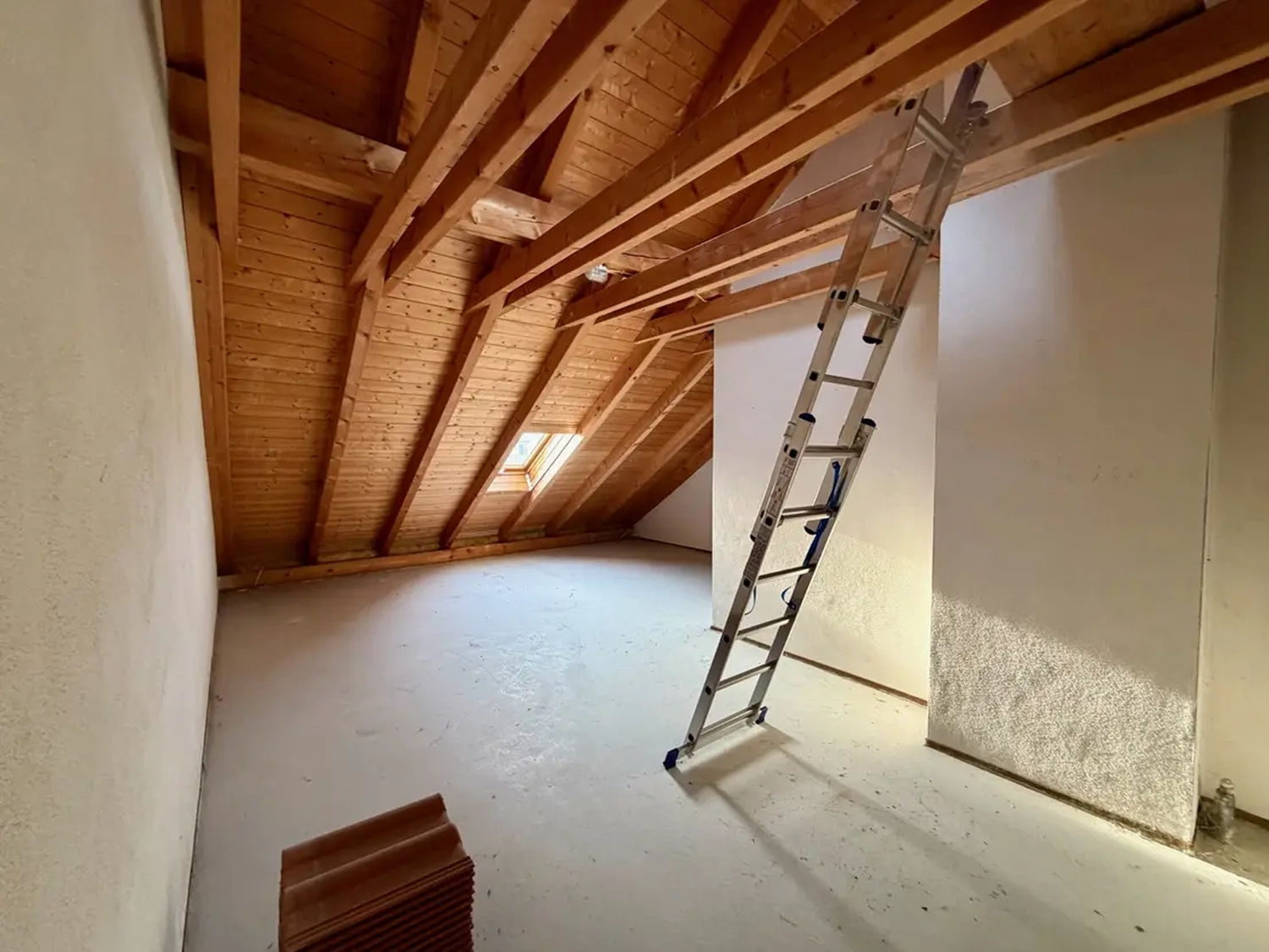 Michaela Hain Immobilien - Wohnung Wohnzimmer mit großer LED, Balkonblick