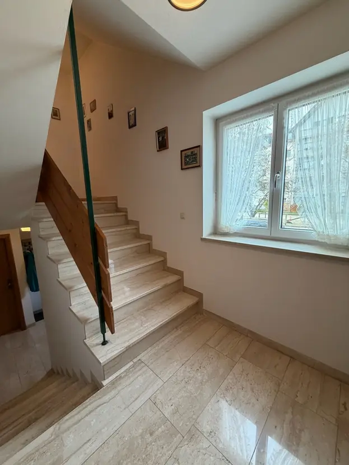 Michaela Hain Immobilien - Wohnung Wohnzimmer mit großer LED, Balkonblick