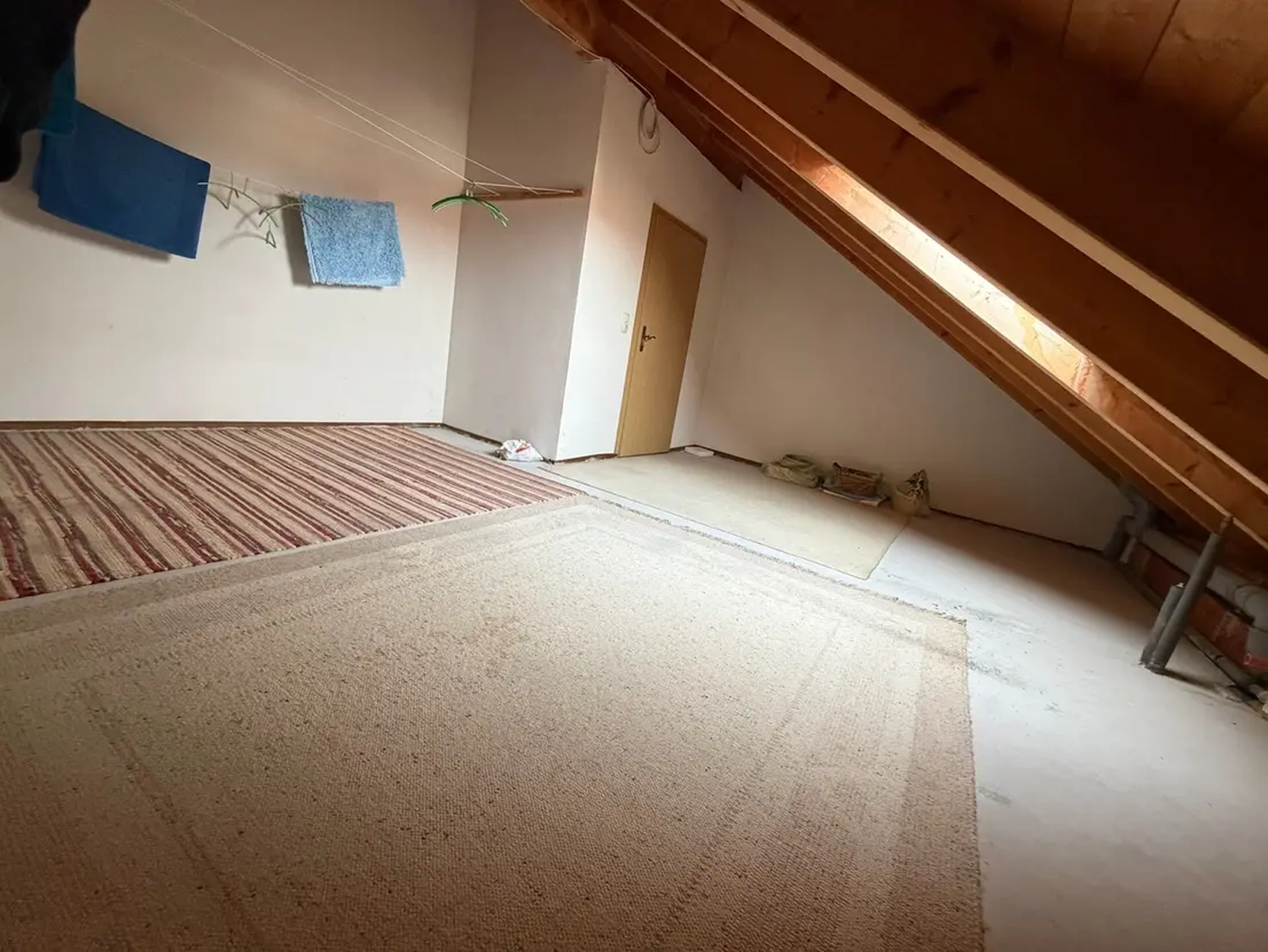 Michaela Hain Immobilien - Wohnung Wohnzimmer mit großer LED, Balkonblick