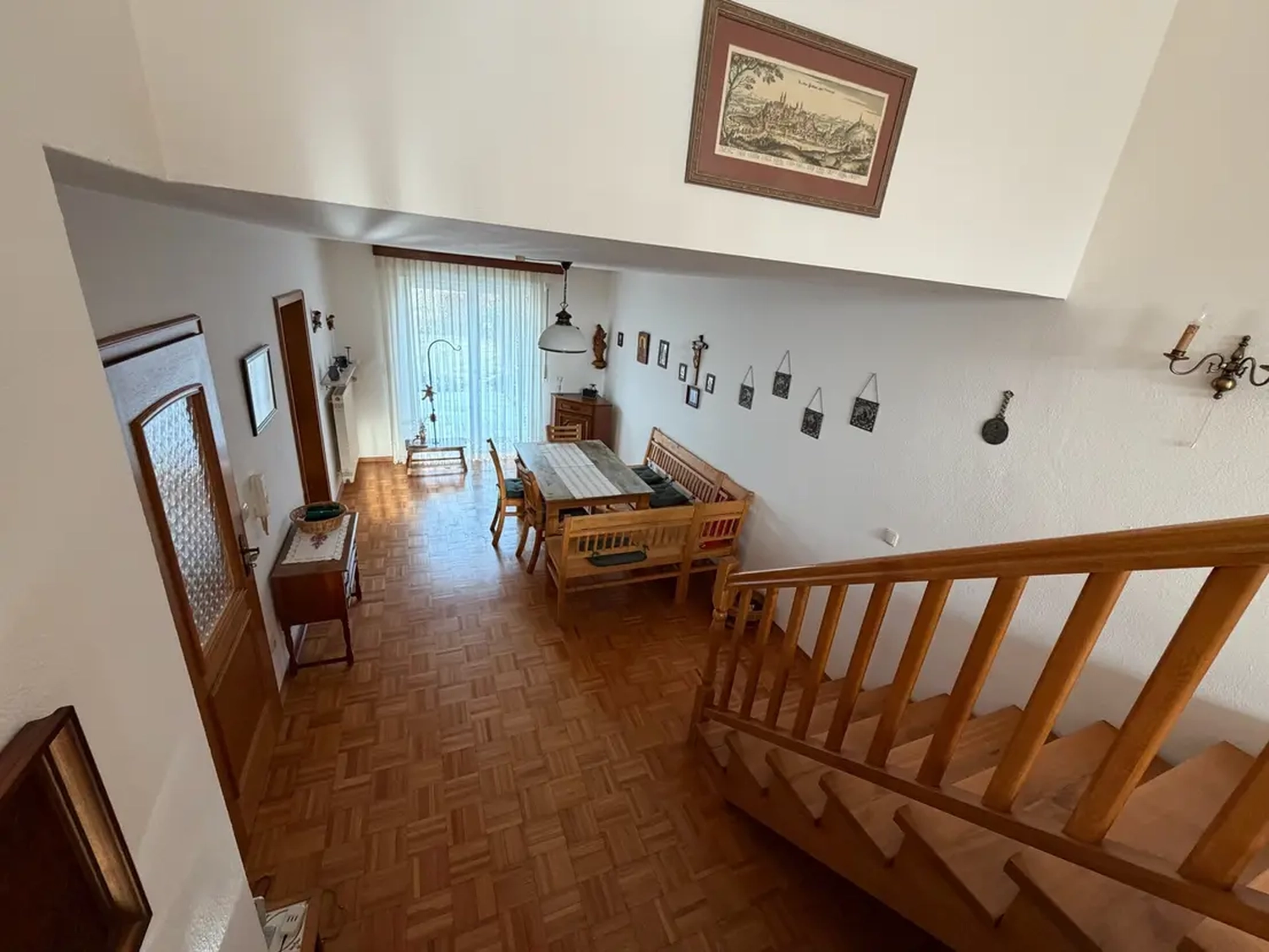 Michaela Hain Immobilien - Wohnung Wohnzimmer mit großer LED, Balkonblick