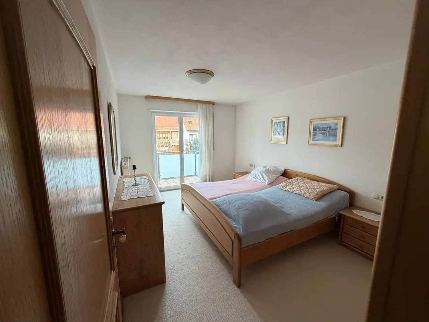 Michaela Hain Immobilien - Wohnung Wohnzimmer mit großer LED, Balkonblick