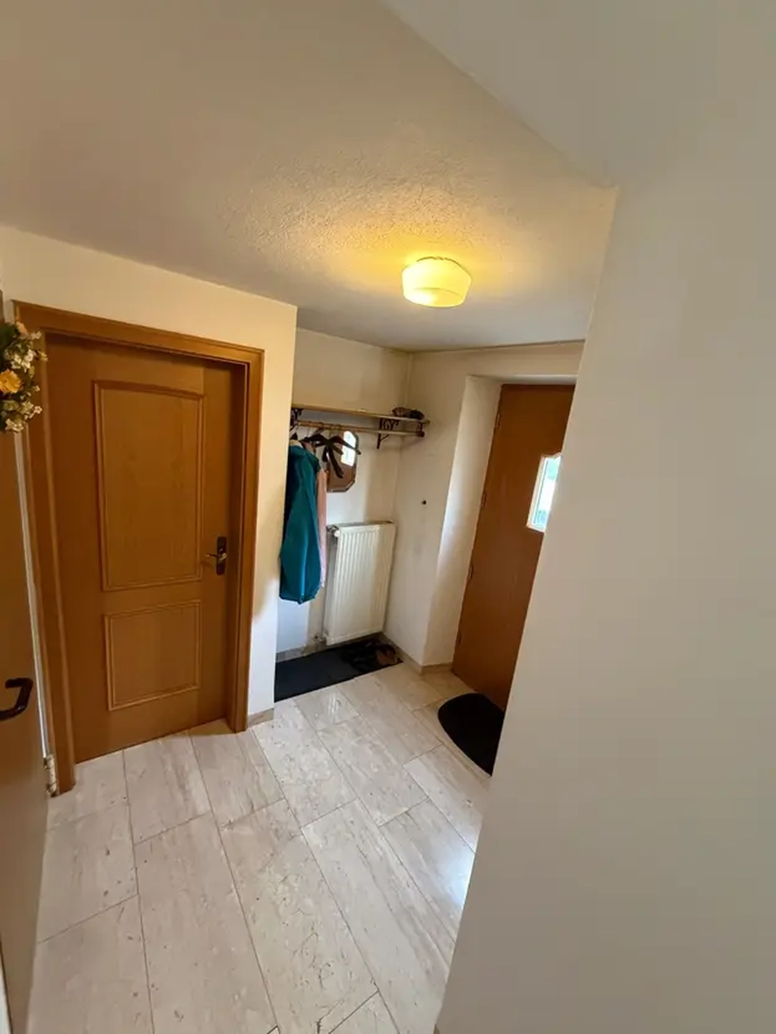 Michaela Hain Immobilien - Wohnung Wohnzimmer mit großer LED, Balkonblick