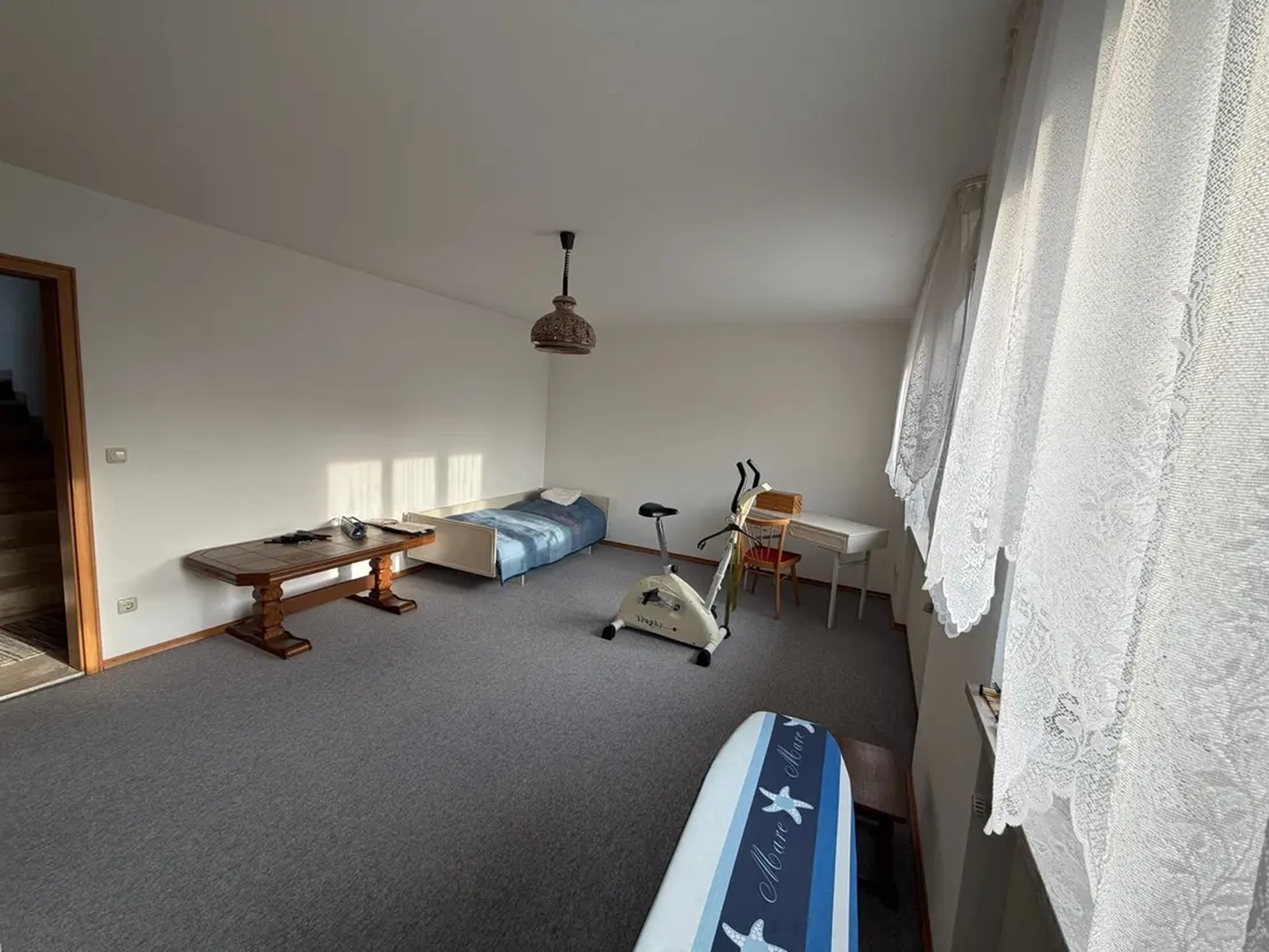 Michaela Hain Immobilien - Wohnung Wohnzimmer mit großer LED, Balkonblick