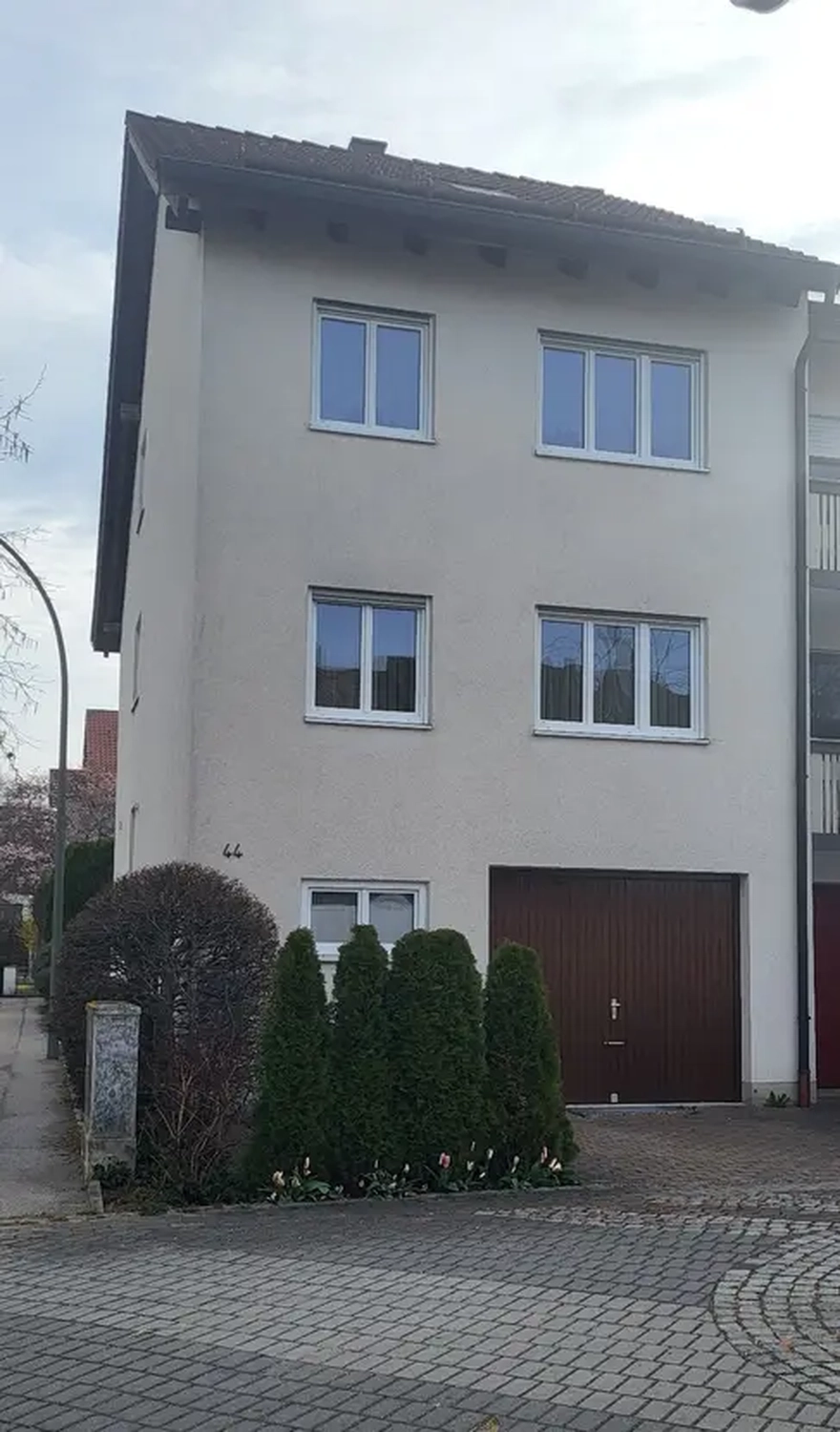 Michaela Hain Immobilien - Wohnung Wohnzimmer mit großer LED, Balkonblick