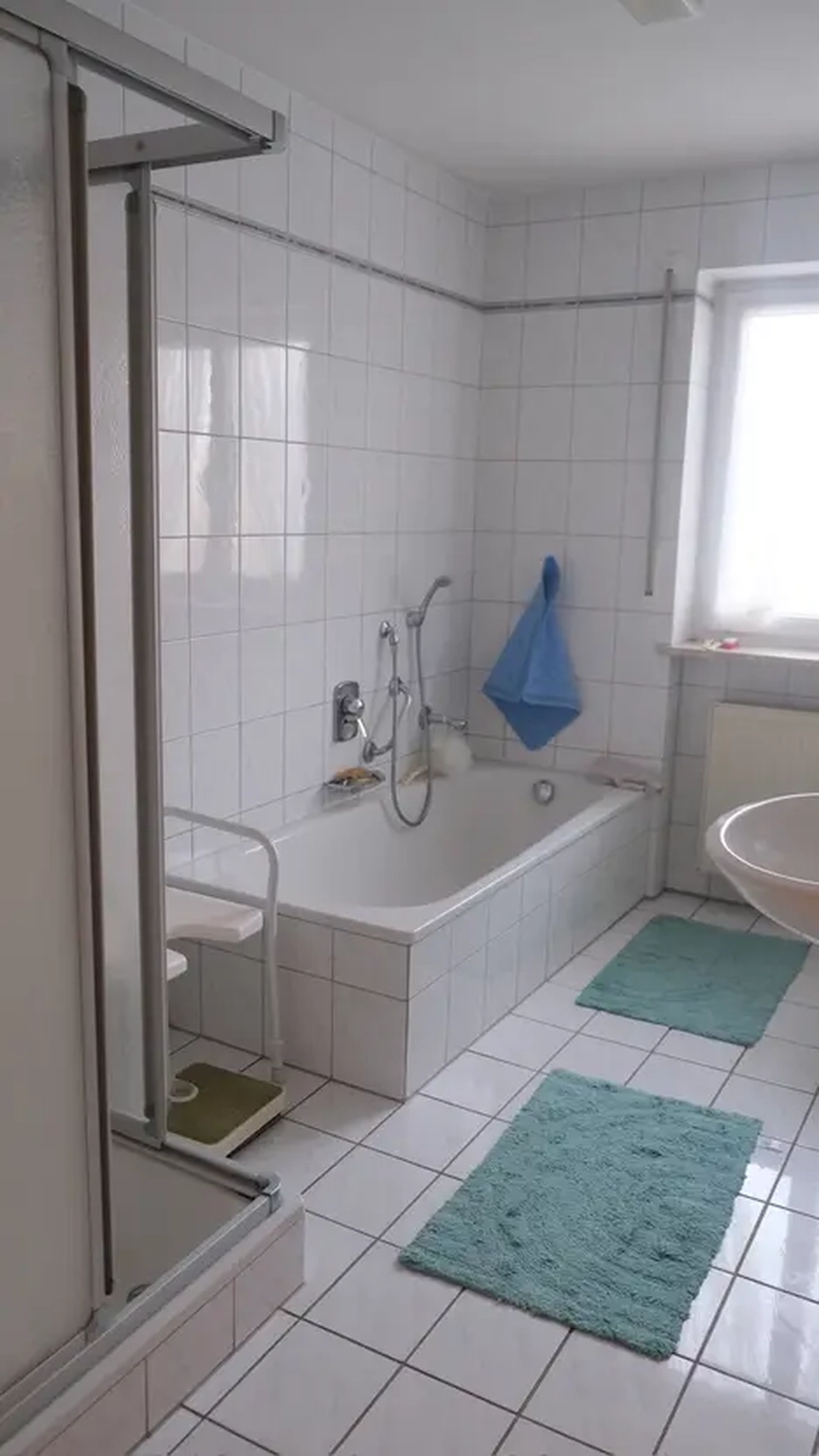 Michaela Hain Immobilien - Wohnung Wohnzimmer mit großer LED, Balkonblick