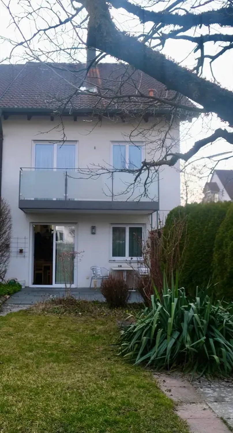 Michaela Hain Immobilien - Wohnung Wohnzimmer mit großer LED, Balkonblick