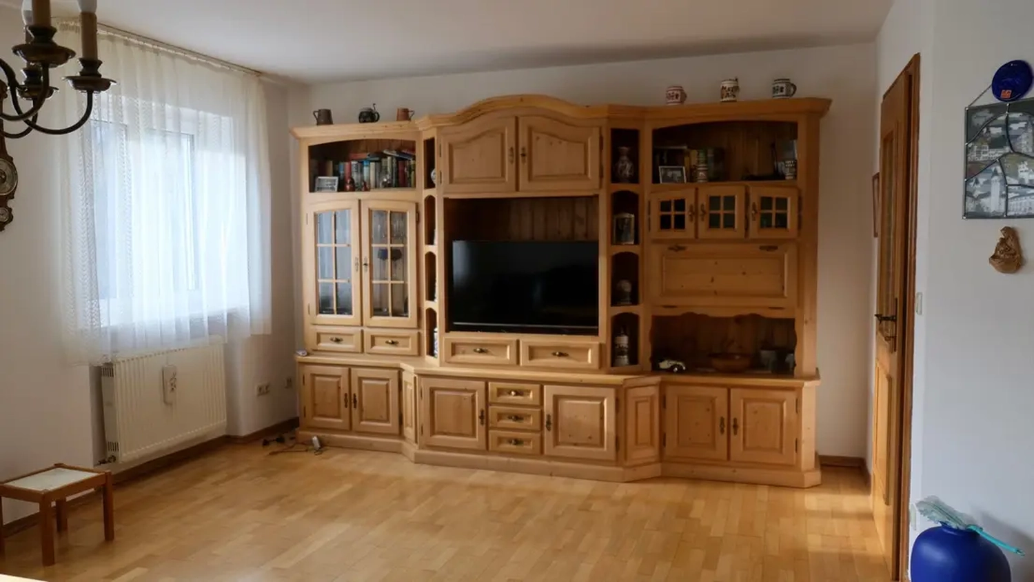 Michaela Hain Immobilien - Wohnung Wohnzimmer mit großflächiger LED