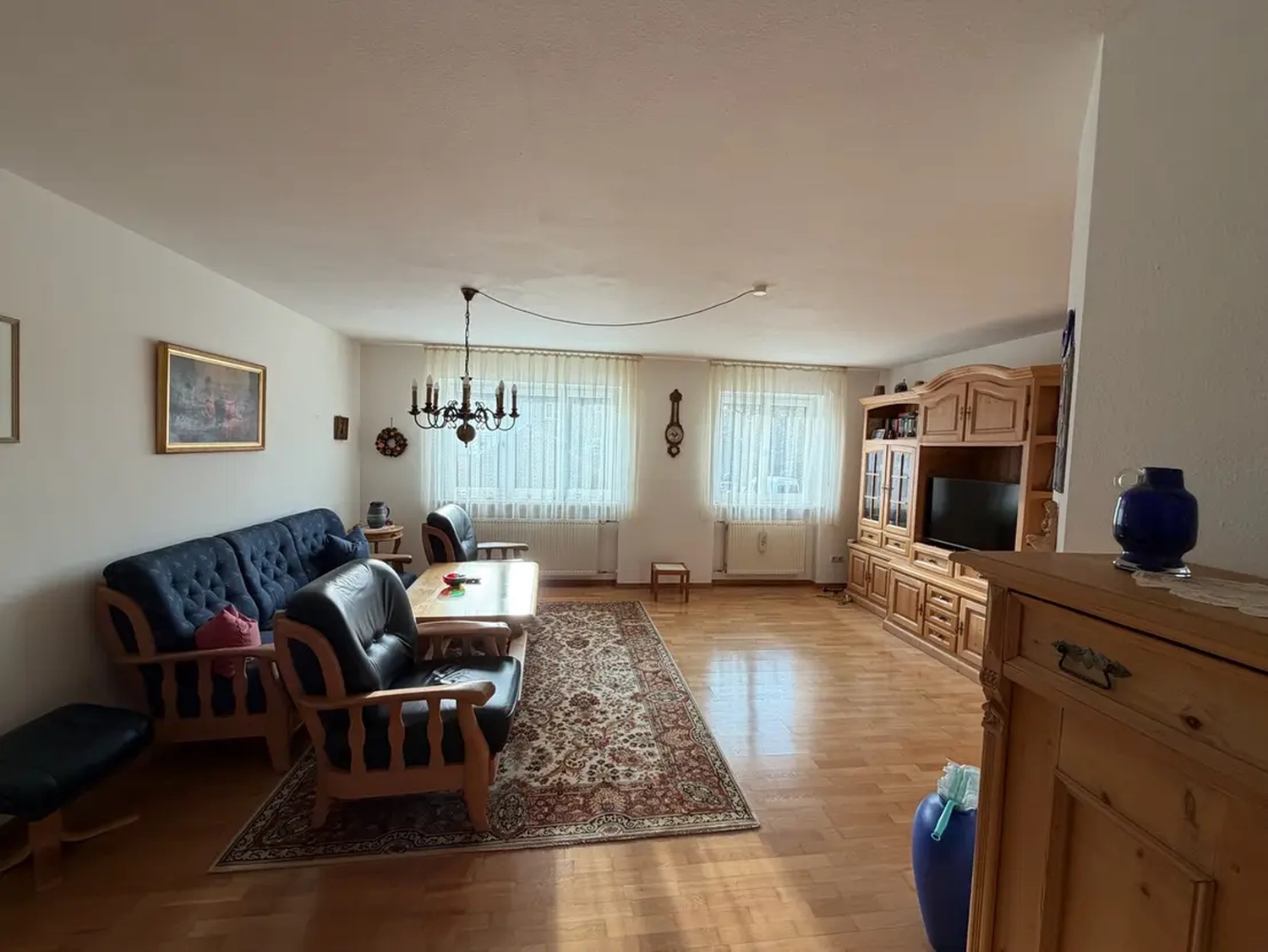 Michaela Hain Immobilien - Wohnung Wohnzimmer mit großer LED, Balkonblick