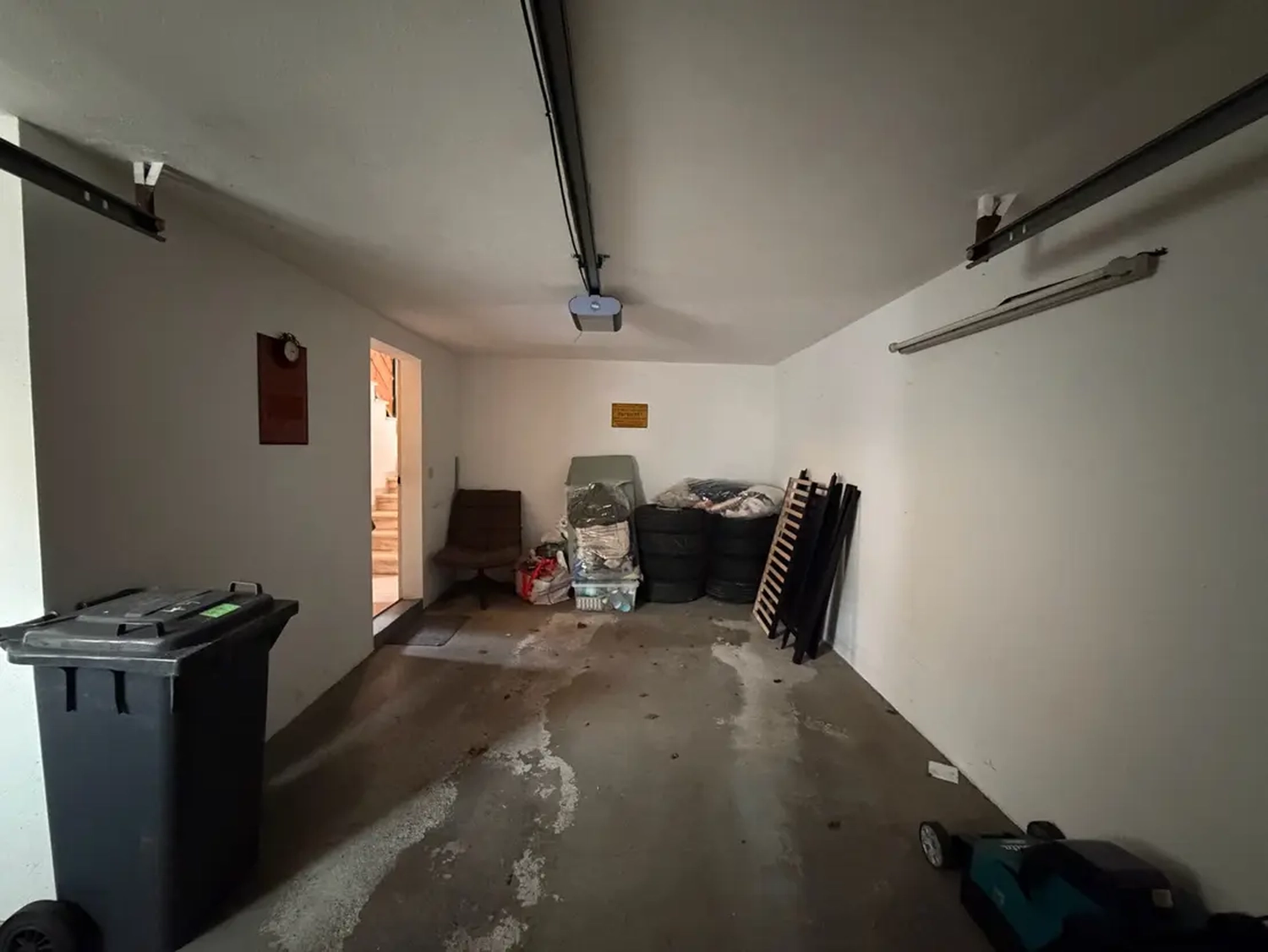 Michaela Hain Immobilien - Wohnung Wohnzimmer mit großer LED, Balkonblick