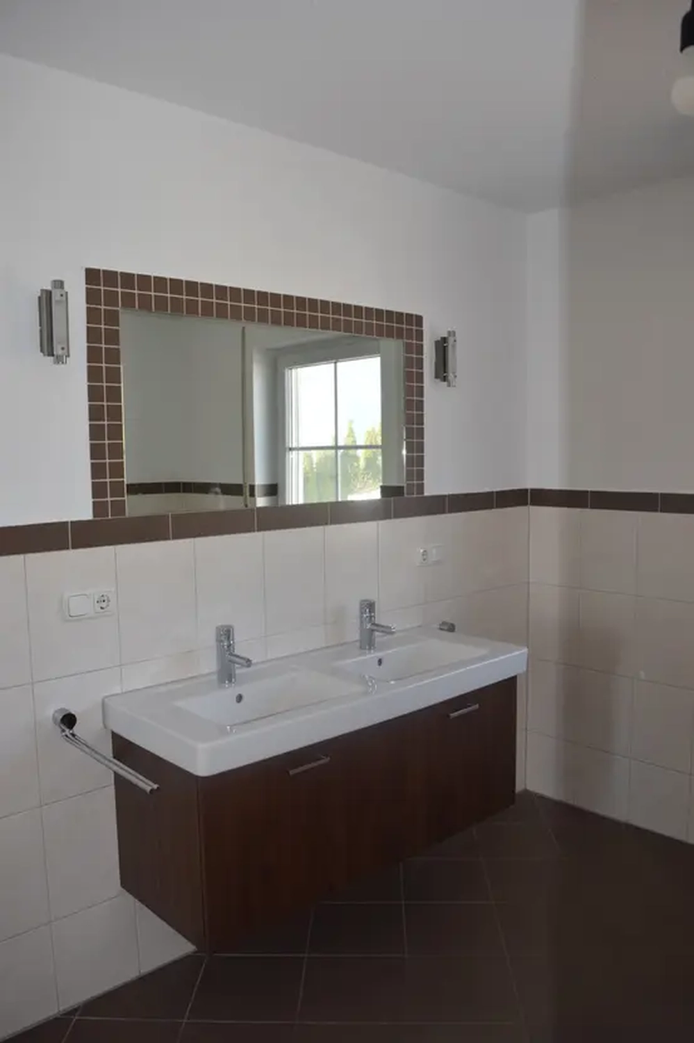 Michaela Hain Immobilien - Wohnung Wohnzimmer mit großer LED, Balkonblick