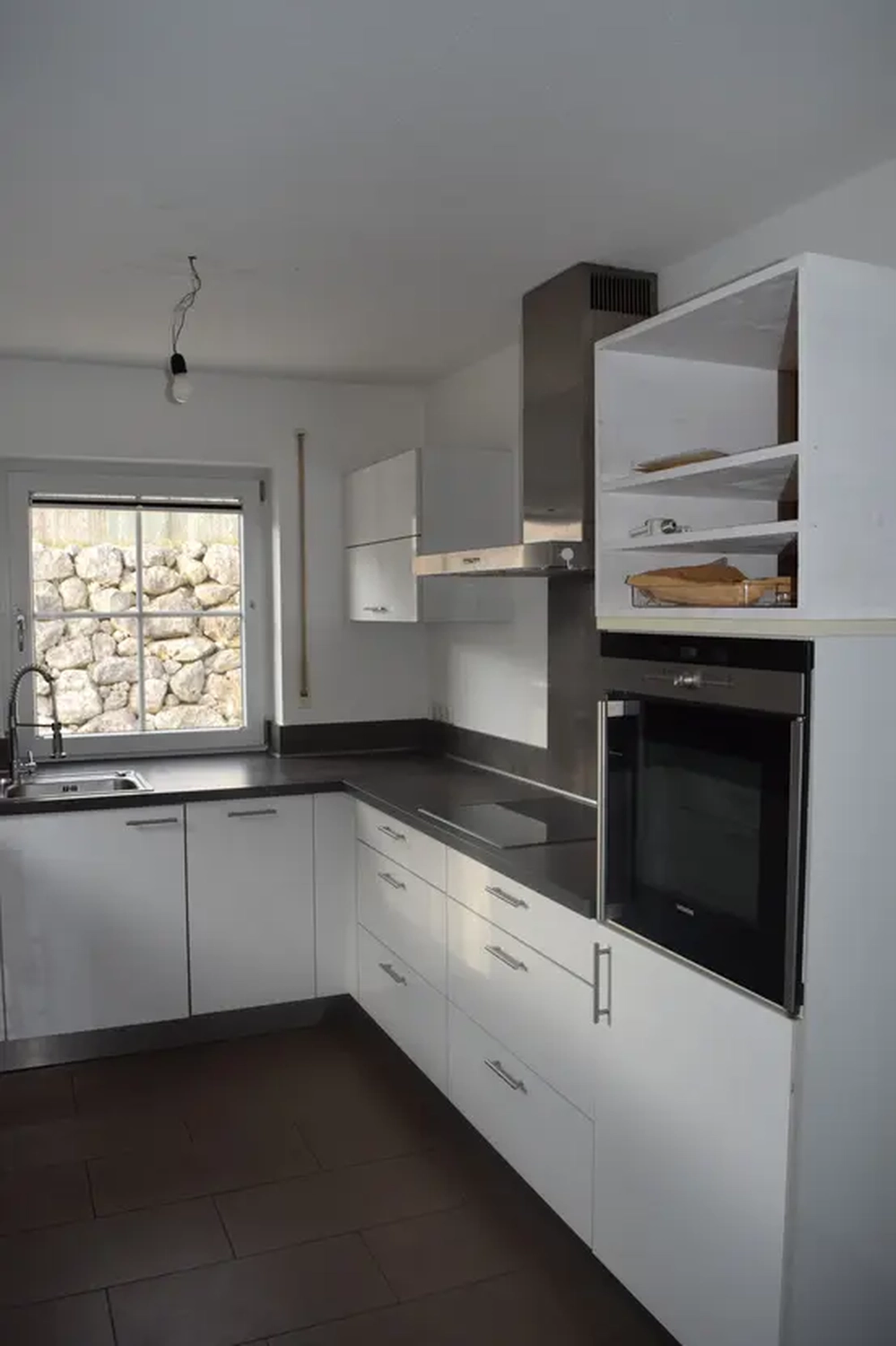 Michaela Hain Immobilien - Wohnung Wohnzimmer mit großer LED, Balkonblick