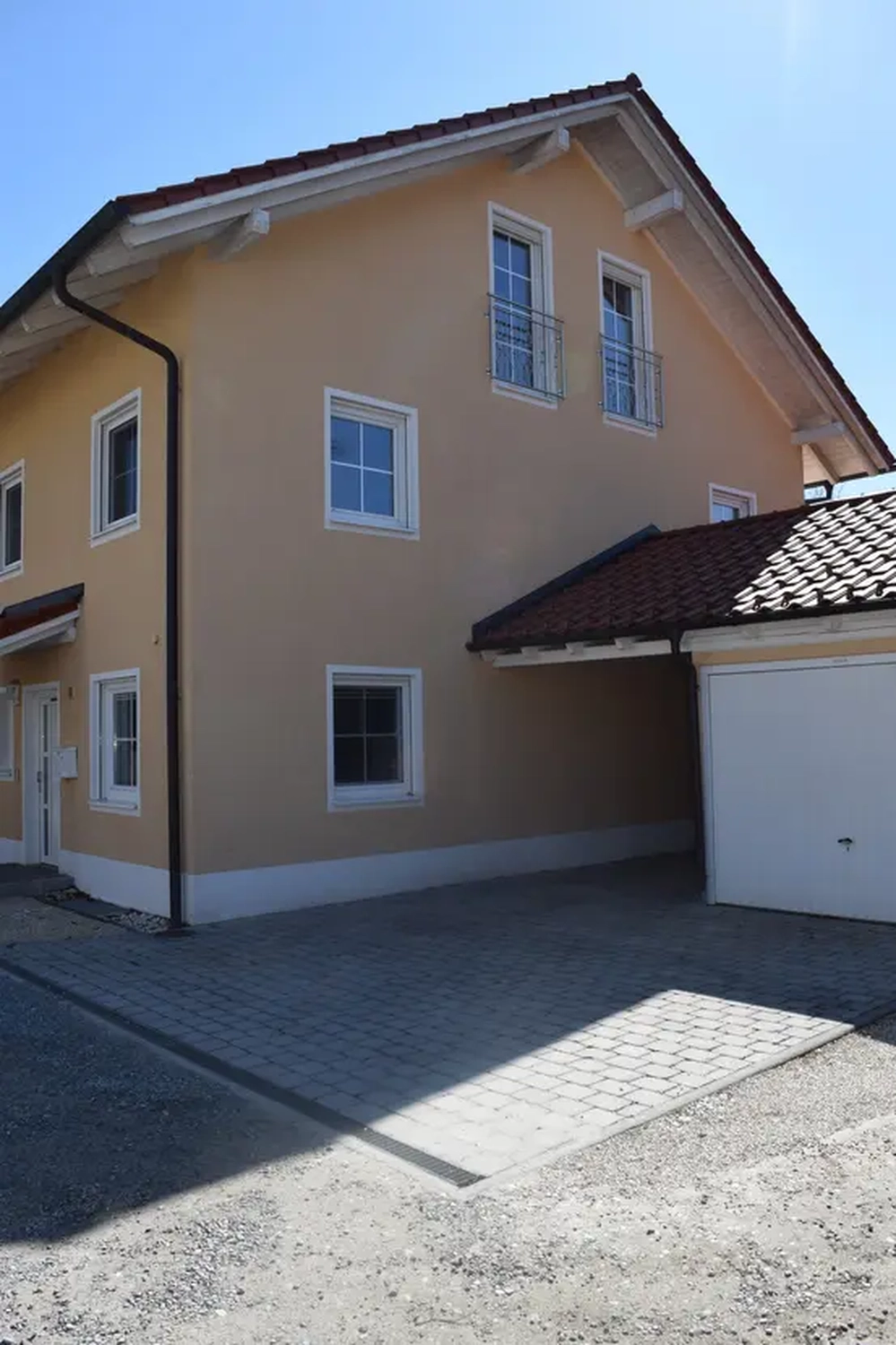 Michaela Hain Immobilien - Wohnung Wohnzimmer mit großer LED, Balkonblick