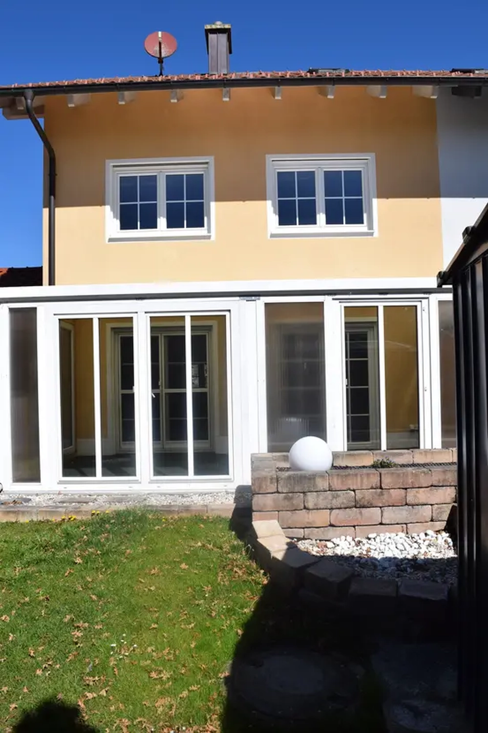 Michaela Hain Immobilien - Wohnung Wohnzimmer mit großer LED, Balkonblick