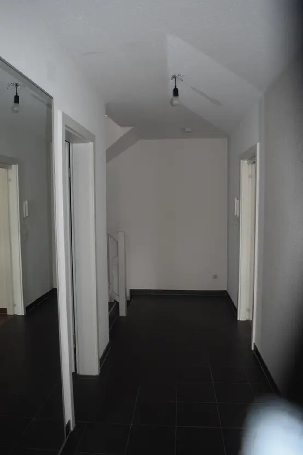 Michaela Hain Immobilien - Wohnung Wohnzimmer mit großer LED, Balkonblick