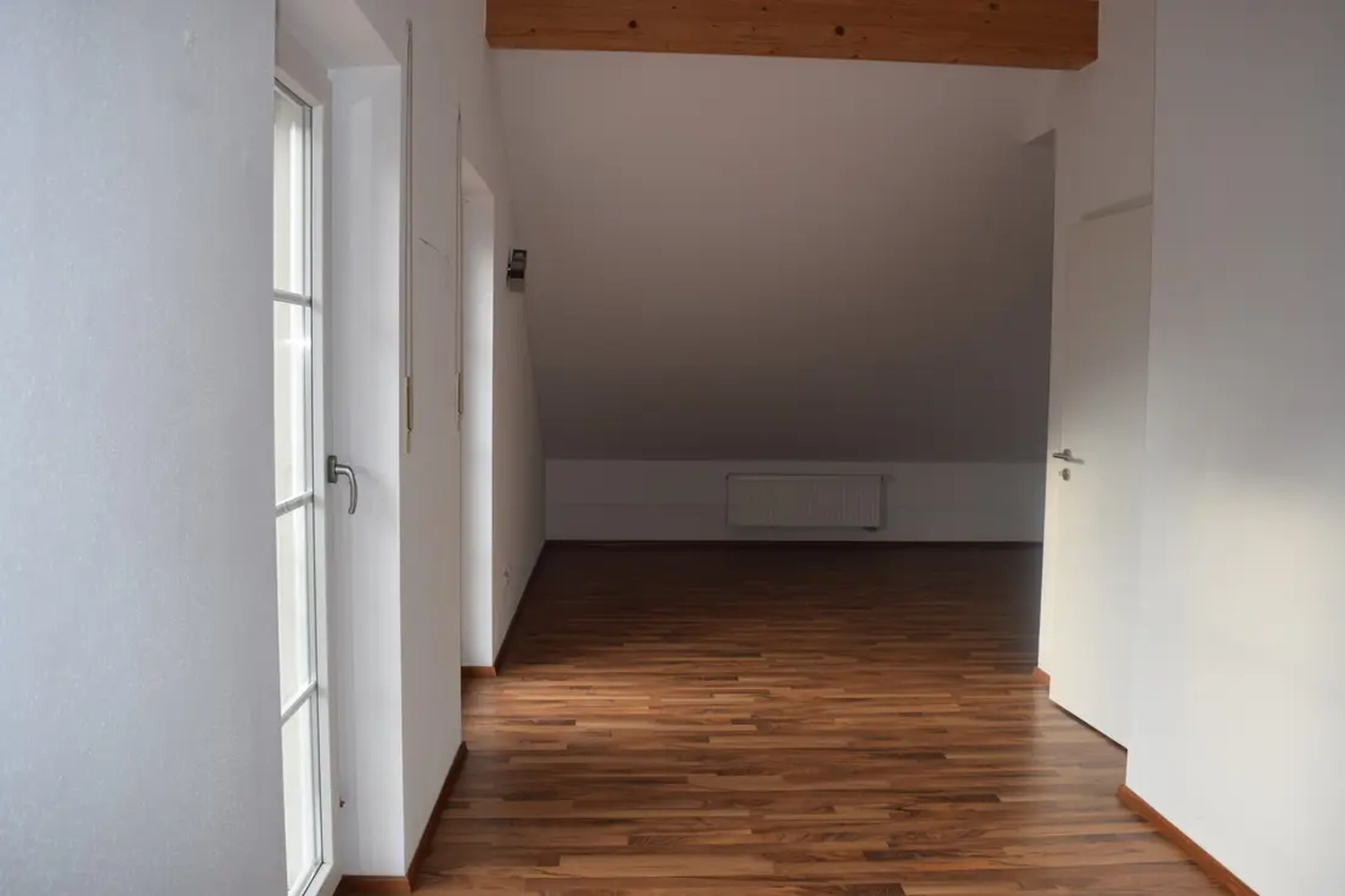 Michaela Hain Immobilien - Wohnung Wohnzimmer mit großer LED, Balkonblick