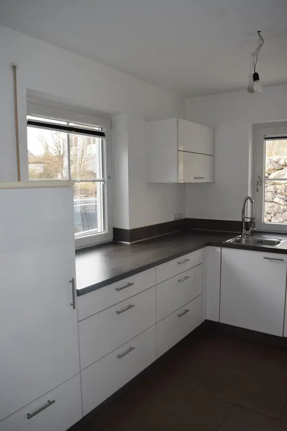 Michaela Hain Immobilien - Wohnung Wohnzimmer mit großer LED, Balkonblick