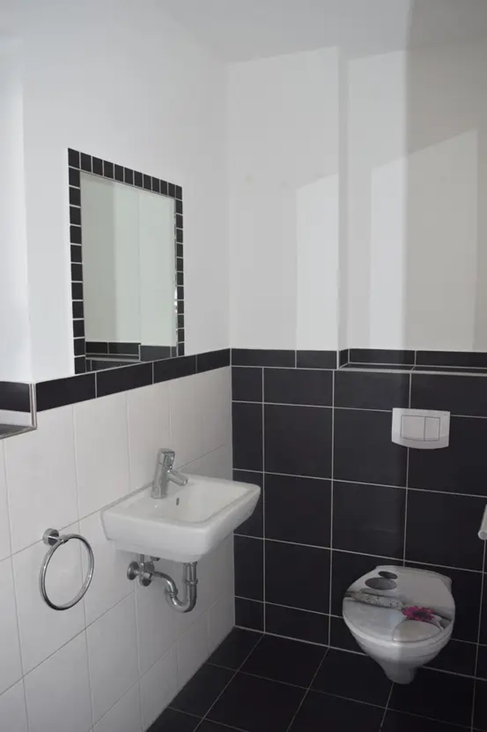 Michaela Hain Immobilien - Wohnung Wohnzimmer mit großer LED, Balkonblick