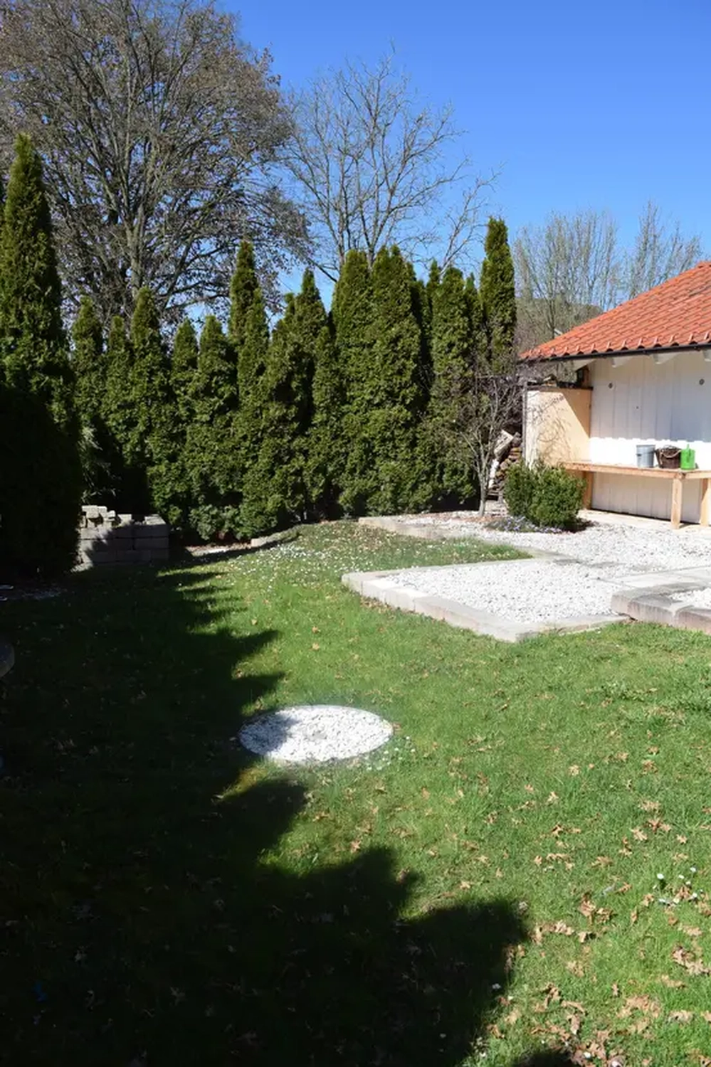 Michaela Hain Immobilien - Wohnung Wohnzimmer mit großer LED, Balkonblick