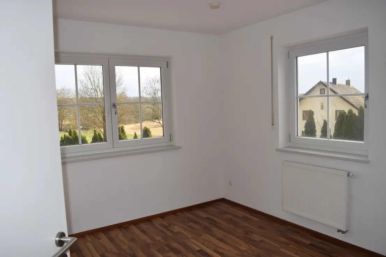 Michaela Hain Immobilien - Wohnung Wohnzimmer mit großer LED, Balkonblick