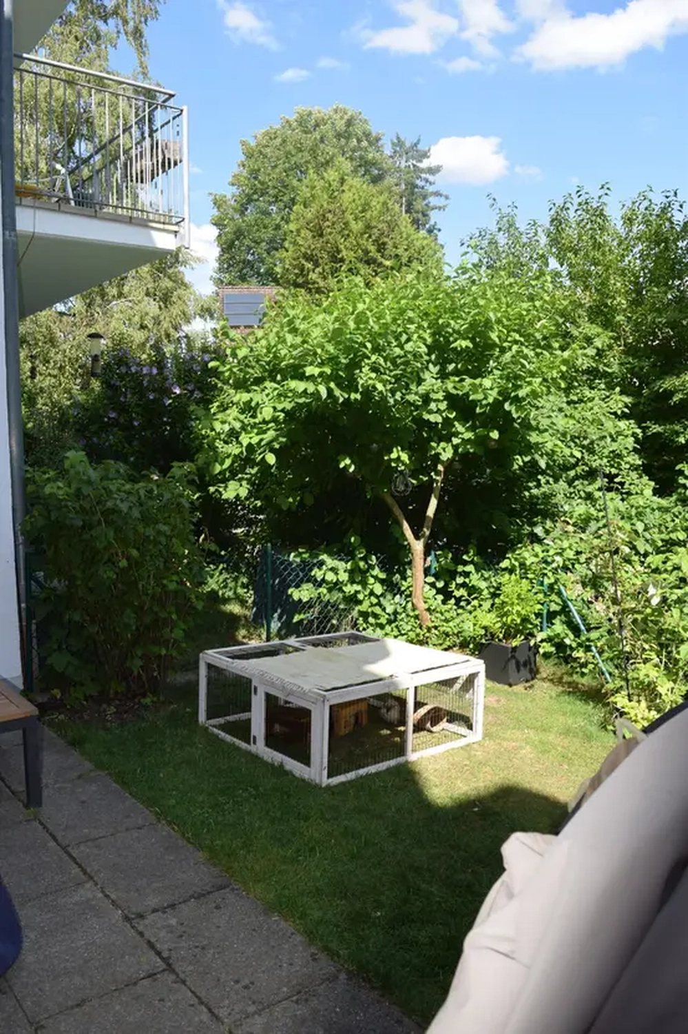 Michaela Hain Immobilien - Wohnung Wohnzimmer mit großer LED, Balkonblick