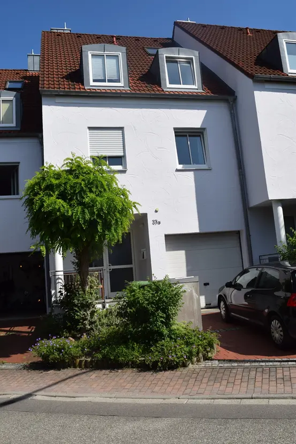 Michaela Hain Immobilien - Badewanne und Waschbecken