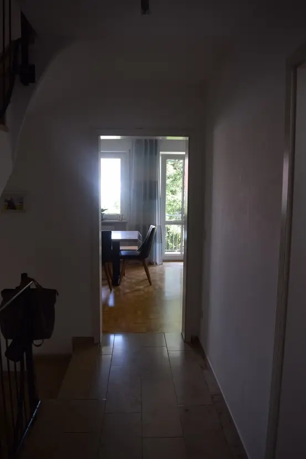 Michaela Hain Immobilien - Wohnung Wohnzimmer mit großer LED, Balkonblick