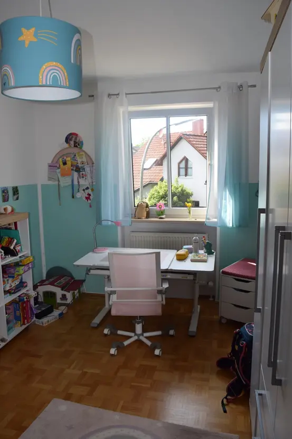 Michaela Hain Immobilien - Wohnung Wohnzimmer mit großer LED, Balkonblick