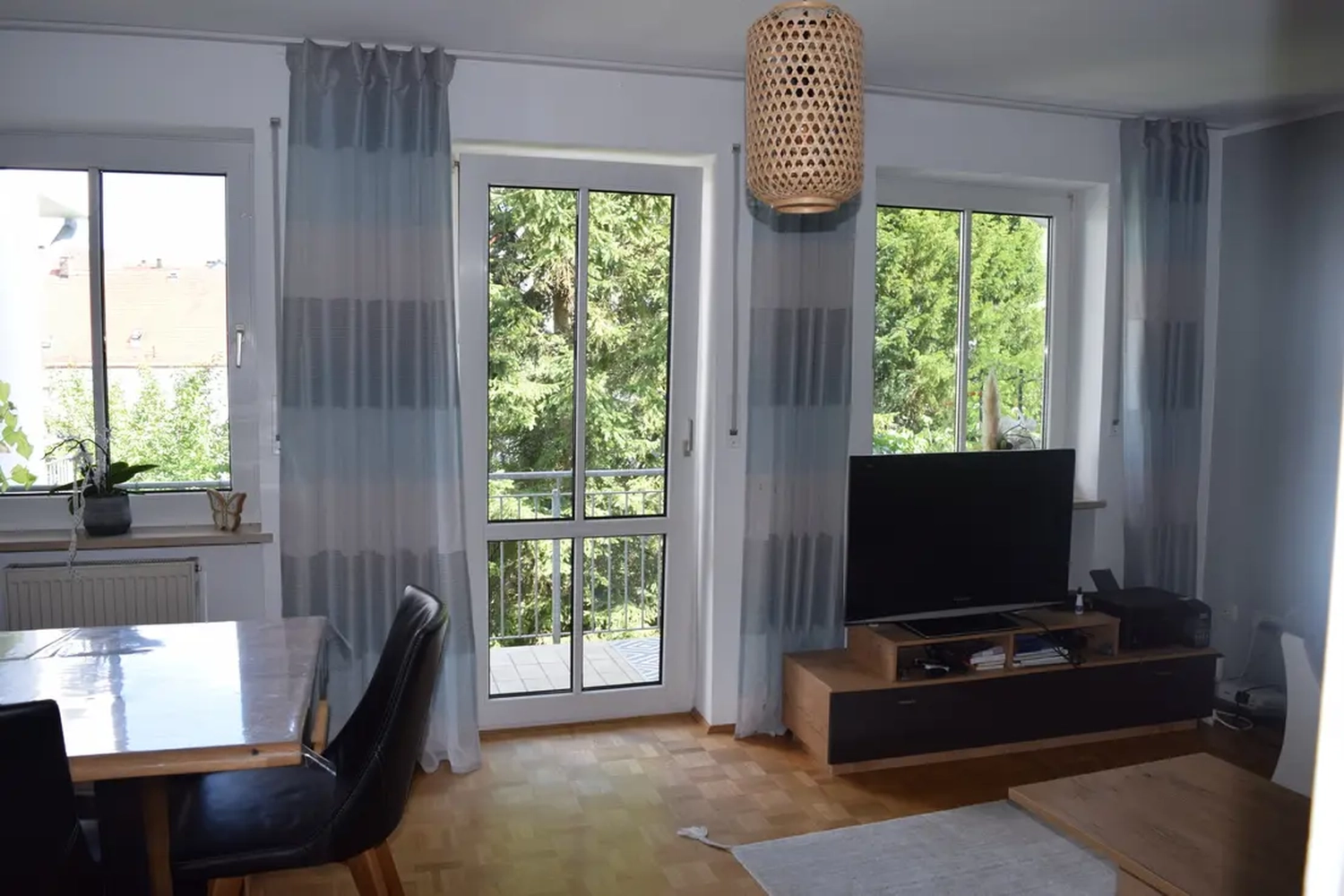 Michaela Hain Immobilien - Wohnung Wohnzimmer mit großer LED, Balkonblick