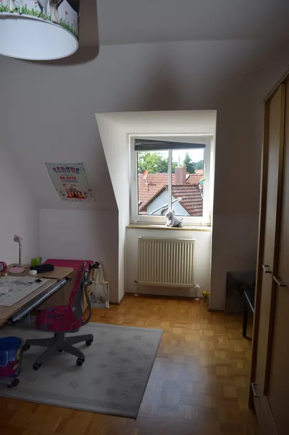 Michaela Hain Immobilien - Wohnung Wohnzimmer mit großer LED, Balkonblick