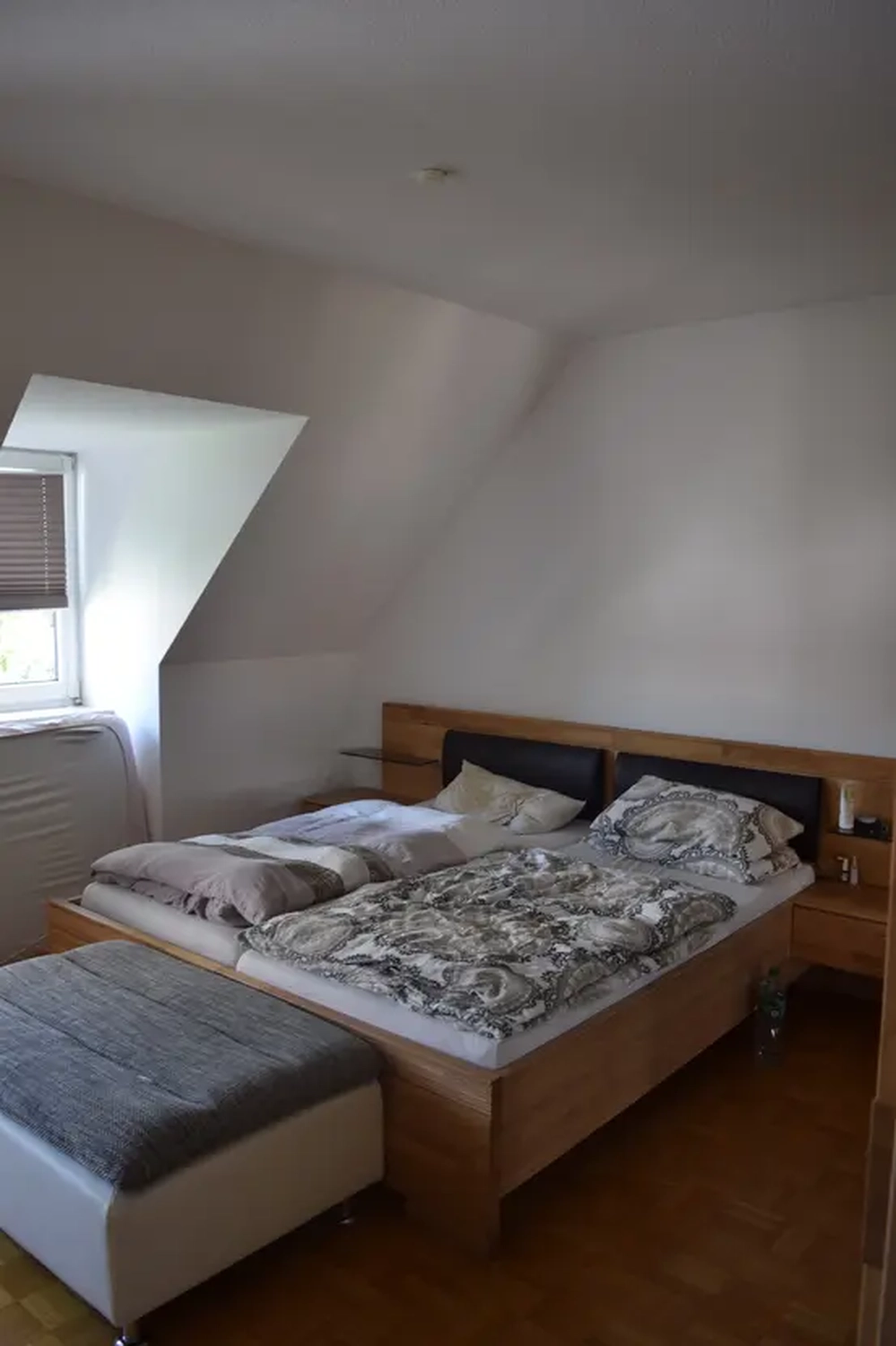 Michaela Hain Immobilien - Wohnung Wohnzimmer mit großer LED, Balkonblick