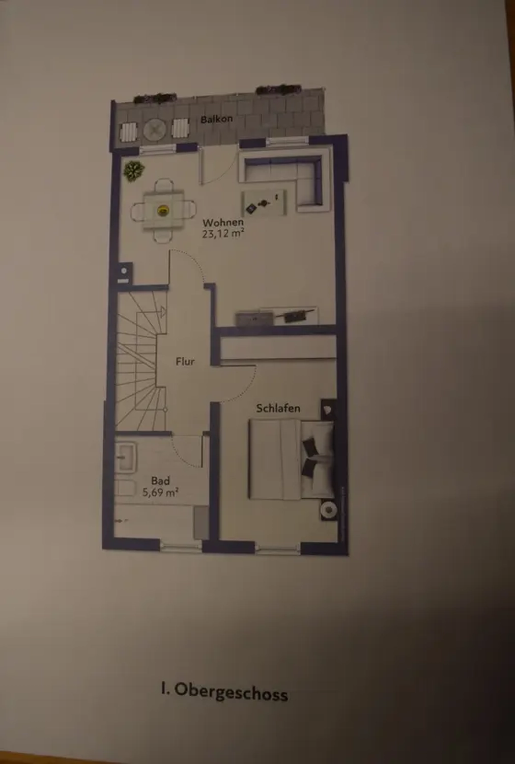 Michaela Hain Immobilien - Wohnung Wohnzimmer mit großer LED, Balkonblick