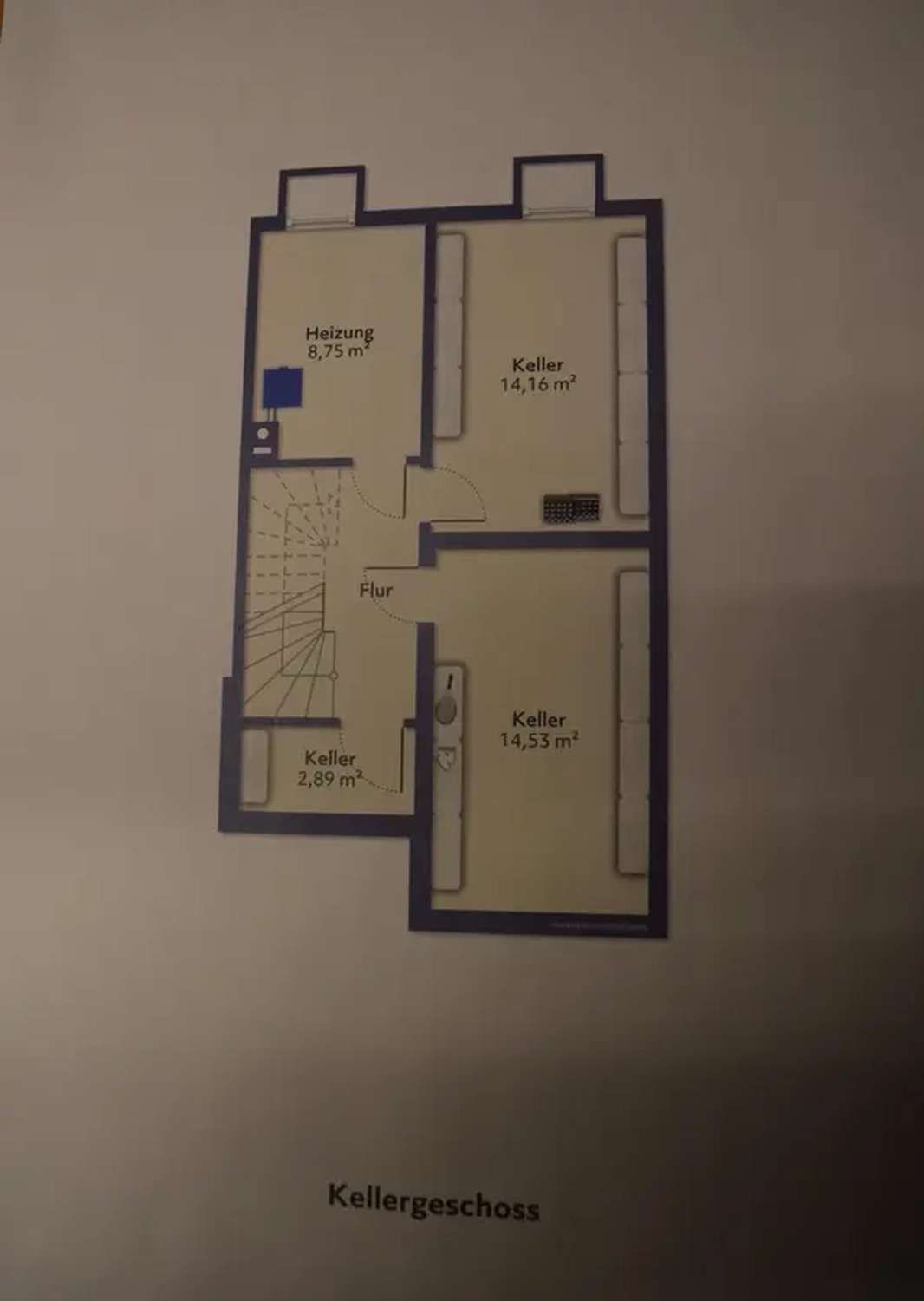 Michaela Hain Immobilien - Wohnung Wohnzimmer mit großer LED, Balkonblick