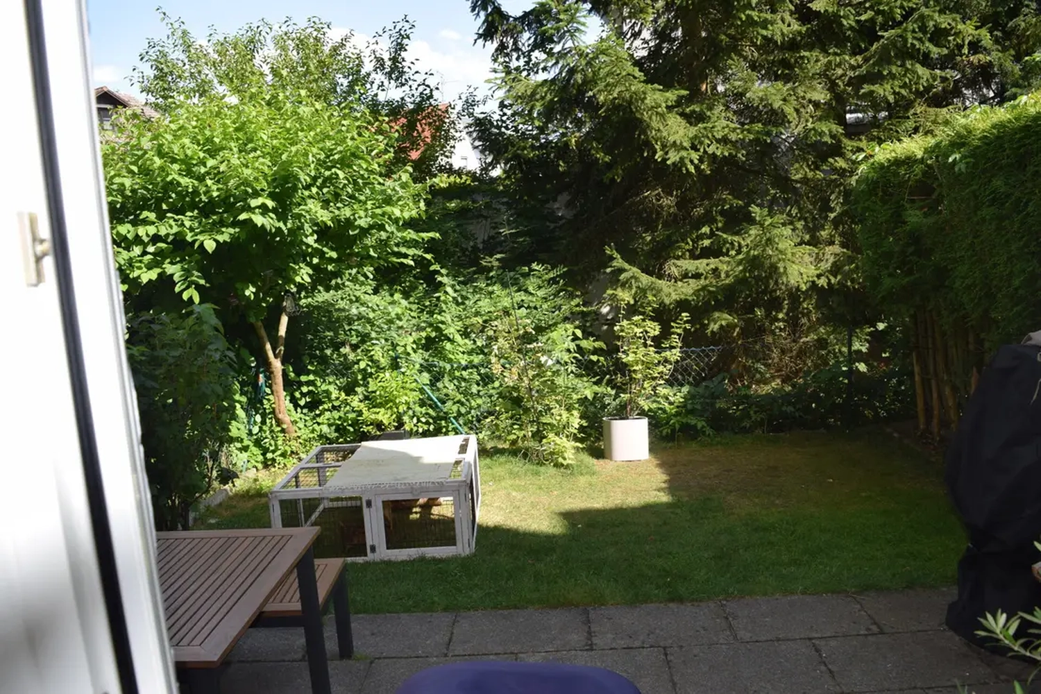 Michaela Hain Immobilien - Wohnung Wohnzimmer mit großer LED, Balkonblick