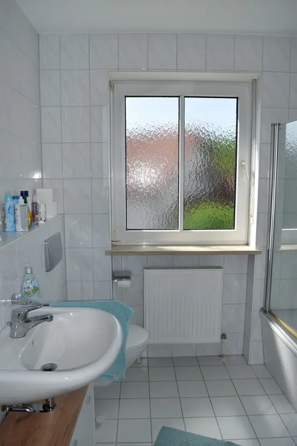 Michaela Hain Immobilien - Wohnung Wohnzimmer mit großer LED, Balkonblick