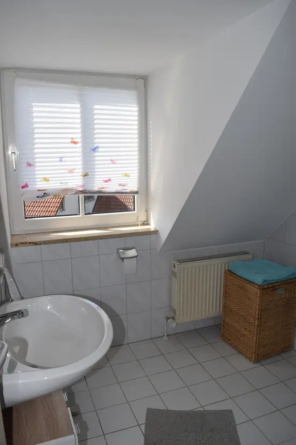 Michaela Hain Immobilien - Wohnung Wohnzimmer mit großer LED, Balkonblick