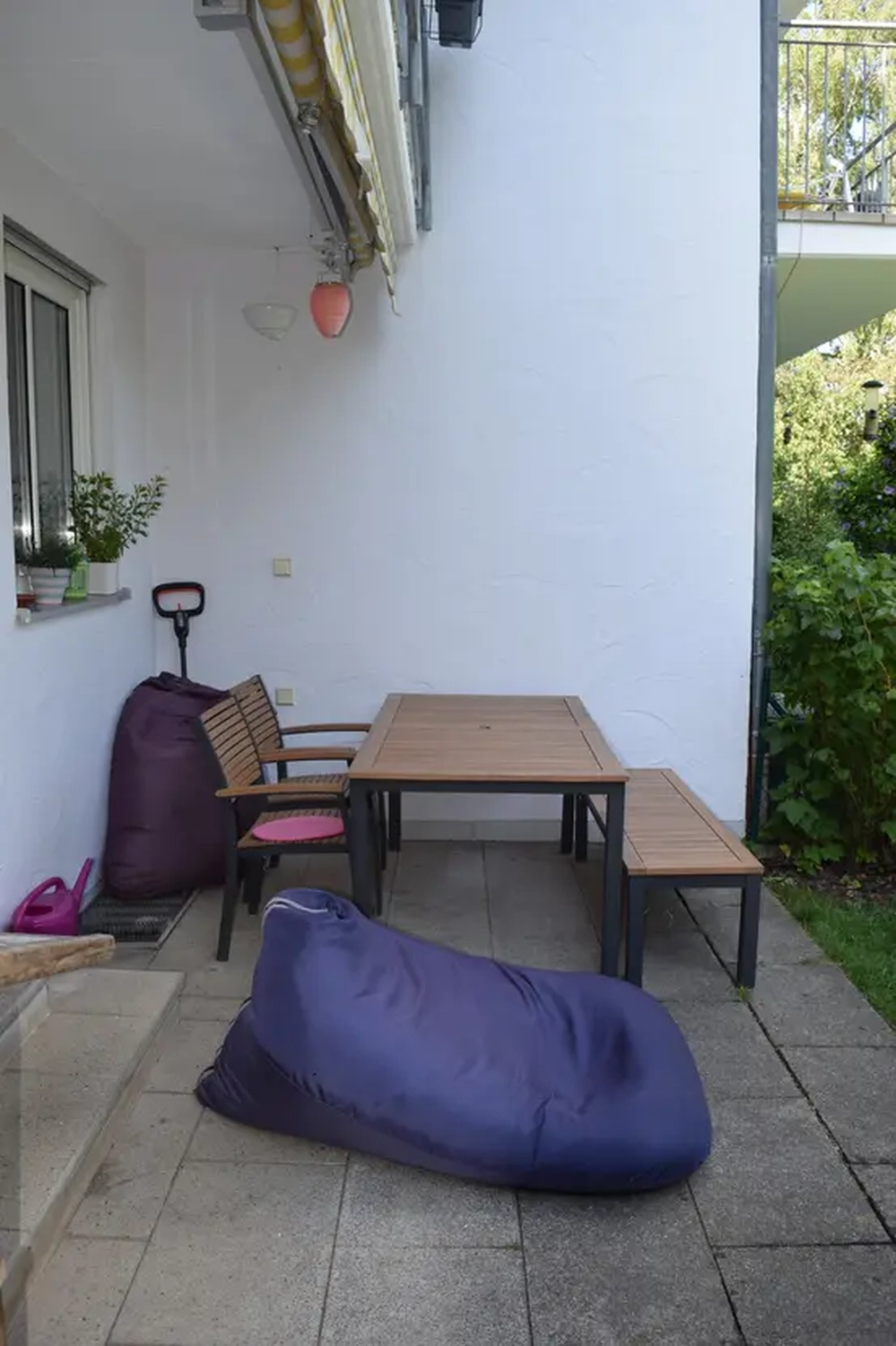 Michaela Hain Immobilien - Wohnung Wohnzimmer mit großer LED, Balkonblick