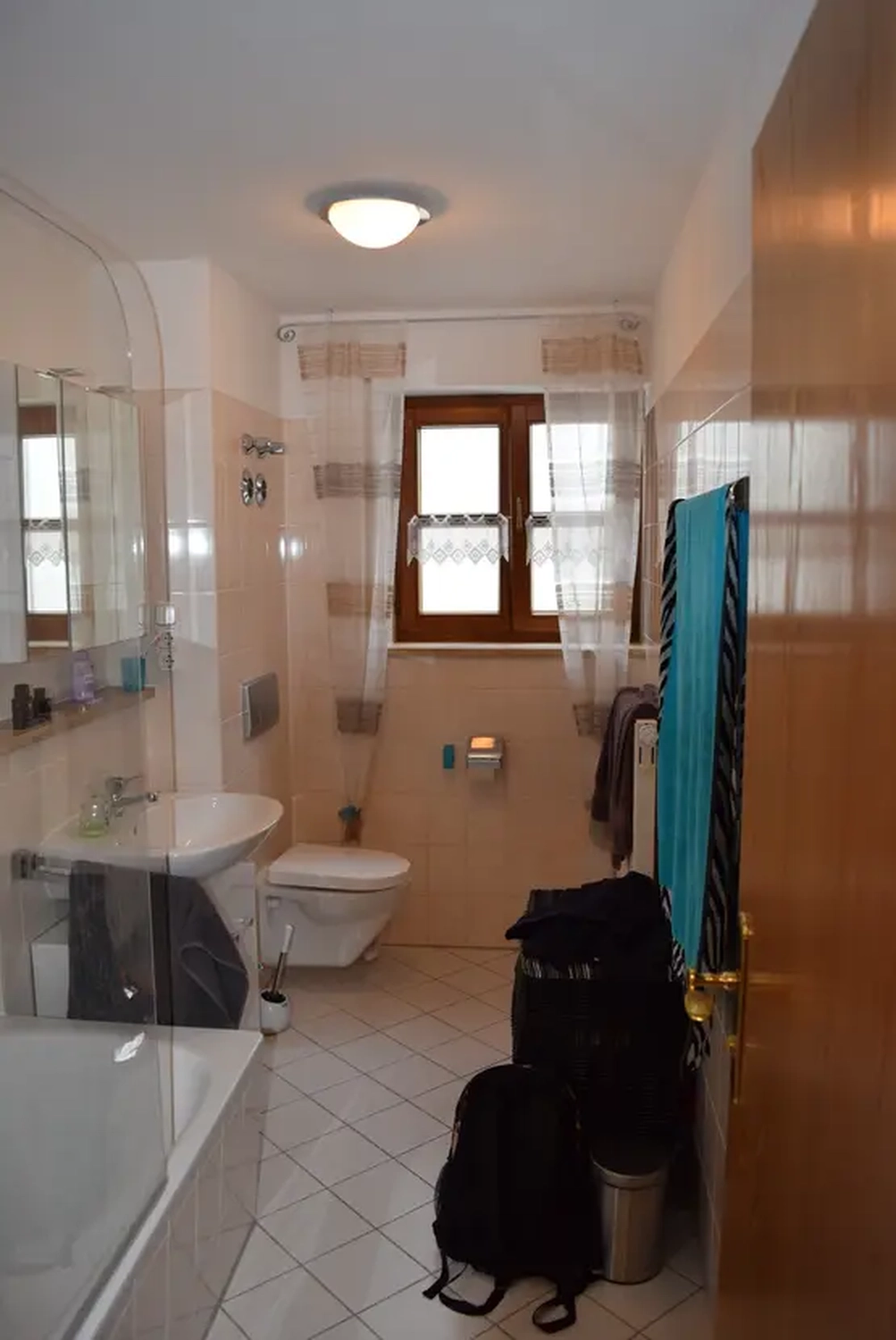 Michaela Hain Immobilien - Badewanne und Waschbecken